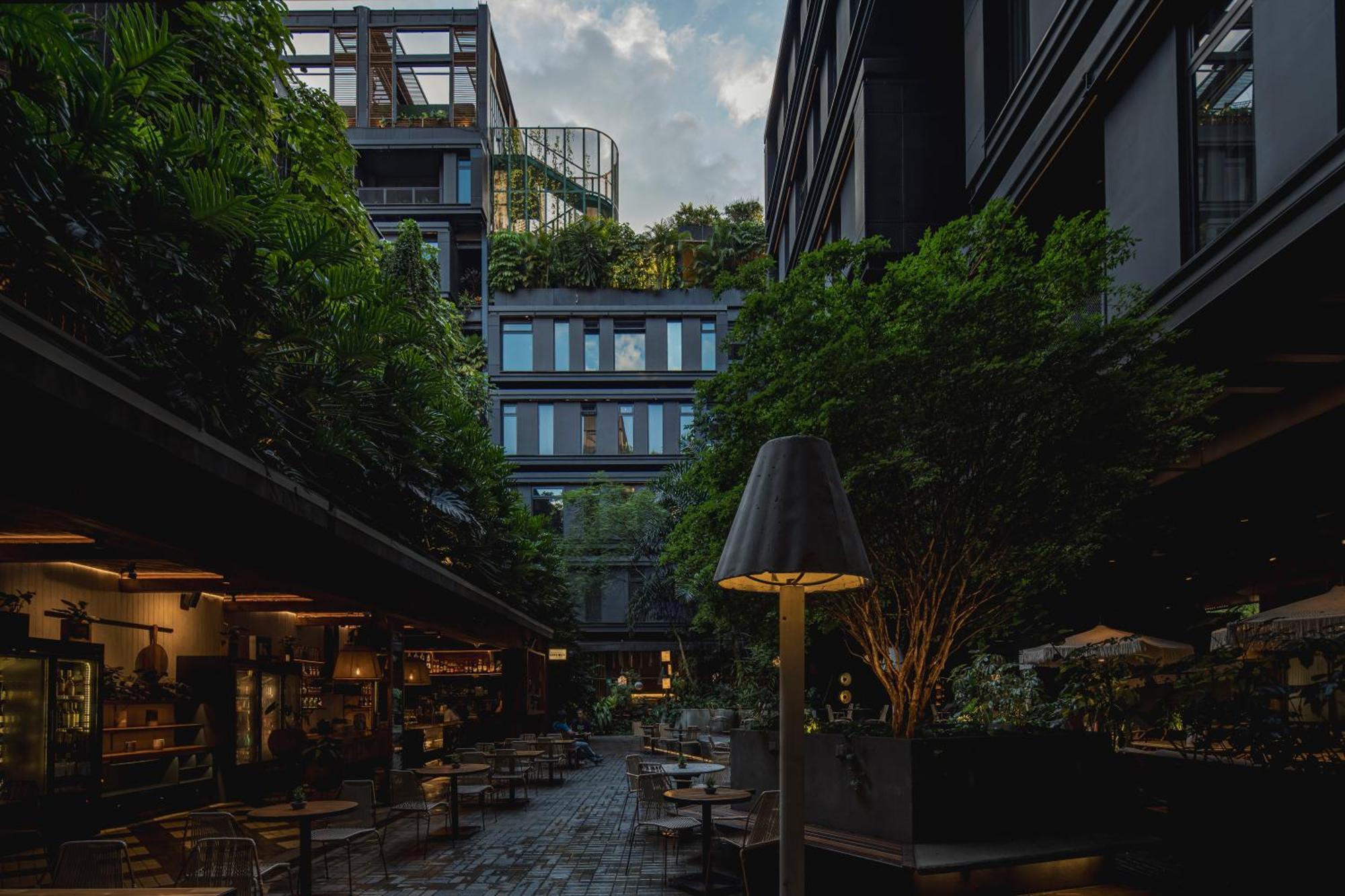 The Click Clack Hotel Medellin Exterior photo The courtyard of the hotel