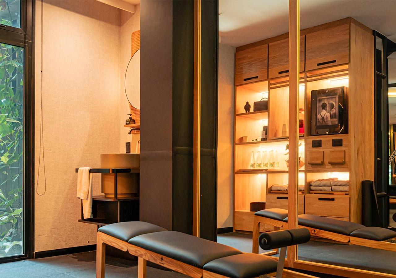 The Click Clack Hotel Medellin Exterior photo A treatment room at a chiropractor's office